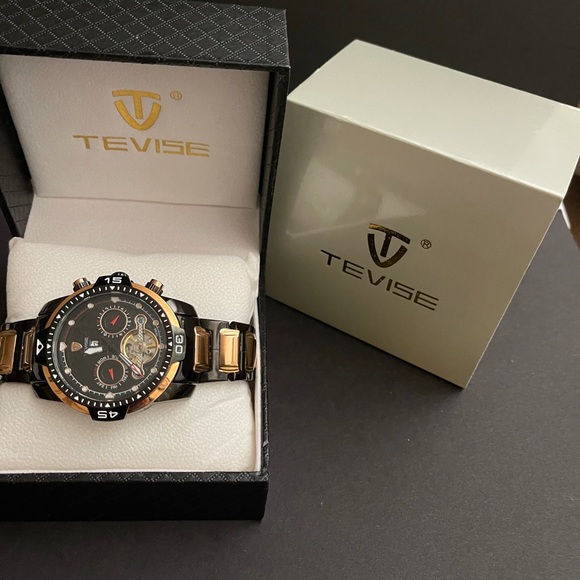 Fashion men’s watch made by Tevise.